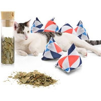 Produktbild von CanadianCat Company 6er Set Schmuse-Pyramide XL Nordic Triangle Katzenkissen mit Katzenminze