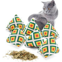 Produktbild von CanadianCat Company 6er Set Schmuse-Pyramide XL Reggae Karo Katzenkissen mit Katzenminze