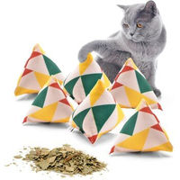 Produktbild von CanadianCat Company 6er Set Schmuse-Pyramide XL Reggae Triangle Katzenkissen mit Katzenminze