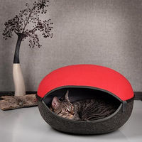 Produktbild von CanadianCat Company Katzenhöhle aus Filz in Rot Grau Größe L