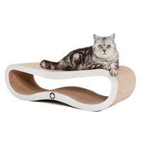 Produktbild von CanadianCat Company Kratzbrett Orbit 2.0 XXL Katzenmöbel aus Kratzpappe in Hellgrau mit Katzenminze