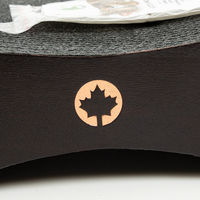 Produktbild von CanadianCat Company Kratzbrett Satellite Small Black Edition Katzenkratzmöbel aus Kratzpappe in Schwarz mit Katzenminze 37 x 10 x 23 cm