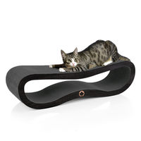 Produktbild von CanadianCat Company Orbit 2.0 Kratzbrett Black Edition XXL aus Kratzpappe für Katzen in Schwarz 84 x 24 x 23 cm