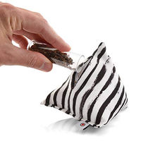 Produktbild von CanadianCat Company Schmusekissen Pyramide XL Zebra mit Baldrian für Katzen in Schwarz-Weiß