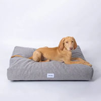 Produktbild von Caruso Conscious Pet Supply Hundebett Grau aus Upcycling- und Recyclingmaterial mit wasserabweisendem Bezug Größe M