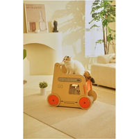 Produktbild von Coneko Katzenklettergerüst mit Kratzbrett und Trolley-Design aus Naturmaterialien