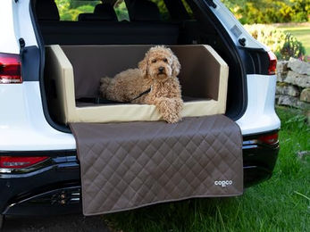 CopcoPet Hundebox mit Ladekantenschutz und Anschnallsystem für das Auto, Kofferraumschutzmatte aus wasserabweisendem Kunstleder in Mocca, 80x55x38cm – Bild 1 von 7
