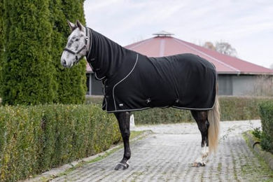 CovallieroTherm Fleece Decke mit Halsteil für Pferde in Schwarz – Bild 1 von 7