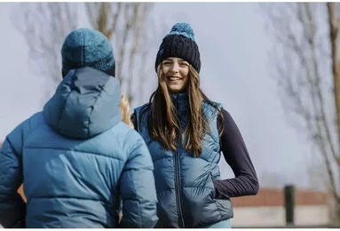 Produktbild von Damenmütze mit Bommel Equithème Blau aus Acryl für den Winter