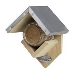degawo Vogelfutterhaus aus Holz mit wetterbeständigem Zink Dach für Erdnussbutter-Futtergläser – Bild 1 von 3