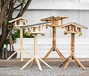 Dehner Natura Wildvogel-Futterhaus Karwendel aus Holz mit Ständer Braun/Schwarz 127.2 x 84.3 x 84.3 cm – Bild 1 von 7