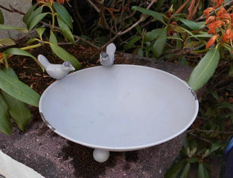 Deko-Impression Bodenfutterstation aus Metall grau lackiert für Vögel – Bild 1 von 8