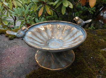 Deko-Impression Bodenfutterstation Vogeltränke Metall Gold-Grün-Antik 26 cm – Bild 1 von 3