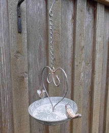 Produktbild von Deko-Impression Vogeltränke Herz Vogelbad Schale aus massivem Eisen zum Hängen Grau Durchmesser 15 cm
