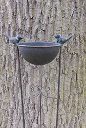 Deko-Impression Vogeltränke mit Rankgitter als Futterstelle und Gartenstecker aus Metall in Bronze – Bild 1 von 1