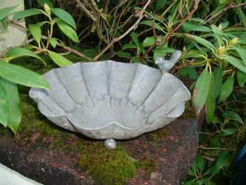 Deko-Impression Vogeltränke und Futterstation aus massivem Metall in Steingrau 26 cm – Bild 1 von 4