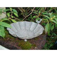 Produktbild von Deko-Impression Vogeltränke und Futterstation aus massivem Metall in Steingrau 26 cm