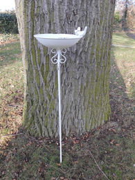 Deko-Impression Vogeltränke und Futterstelle aus massivem Metall in Weiß – Bild 1 von 5