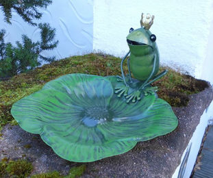 Deko-Impression Vogeltränke und Futterstelle aus Metall in Blütenform mit Frosch in Grün – Bild 1 von 4