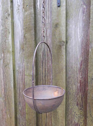 Deko-Impression Vogeltränke Vogelbad aus massivem Eisen mit Kette Braun Durchmesser 14 cm – Bild 1 von 4
