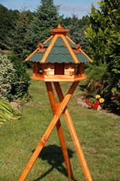Deko-Shop-Hannusch Sechseckiges Vogelhaus aus Holz mit Ständer und Bitumenschindeln in Braun 55 x 37 cm – Bild 1 von 2