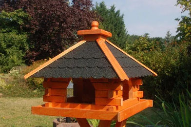 Produktbild von Deko-Shop-Hannusch Vogelhaus aus Holz mit Bitumenschindeln
