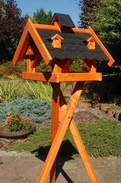 Produktbild von Deko-Shop-Hannusch Vogelhaus aus Holz mit Bitumenschindeln und Gauben in Dunkelbitumen mit Ständer