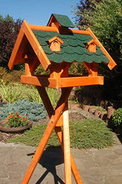 Produktbild von Deko-Shop-Hannusch Vogelhaus aus Holz mit Bitumenschindeln und Gauben in Grün mit Ständer