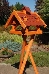 Produktbild von Deko-Shop-Hannusch Vogelhaus aus Holz mit Bitumenschindeln und Gauben in Rot mit Ständer