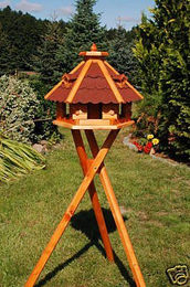 Produktbild von Deko-Shop-Hannusch Vogelhaus aus Holz mit Bitumenschindeln und Ständer in Braun
