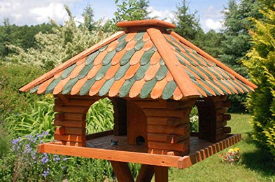 Produktbild von Deko-Shop-Hannusch Vogelvilla Futterhaus mit Holzschindeldach und Solarbeleuchtung in Braun oder Grün