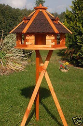 Produktbild von Deko-Shop-Hannusch XXL Vogelhaus aus Holz mit Ständer Braun 67 x 45 cm