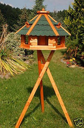 Deko Shop Hannusch XXL Vogelhaus aus Holz mit Ständer und Bitumenschindeln Braun 67 x 45 cm – Bild 1 von 2