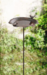 Dekoleidenschaft Vogeltränke Piepmatz aus Metall in Rost-Optik als Gartenstecker mit 2 Vögelchen – Bild 1 von 13