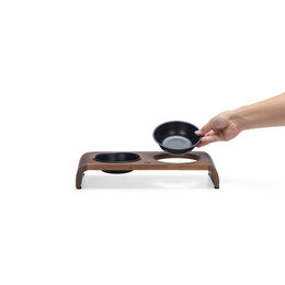 Designed by Lotte Melora Futterset aus Holz in Schwarz – Bild 1 von 2