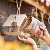 Produktbild von Die Stadtgärtner Vogelhaus aus Holz inklusive Vogelfutter