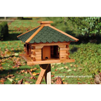 Produktbild von Dobar XL Vogelfutterhaus aus Holz im Blockhaus-Stil mit grünem Bitumendach und integriertem Futtersilo