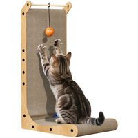 Produktbild von Dogat L-förmiges Katzen Kratzbrett mit Spielkugel aus Pappe in Braun zur Wandmontage 68cm