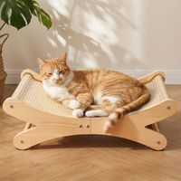 Produktbild von Dripio Kratzbrett U-Form aus Holz mit Sisalmatte und Katzenbett in Beige