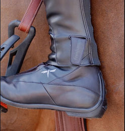 Produktbild von Dyon Free for Freejump Kurzchaps aus Leder in Schwarz Größe XS
