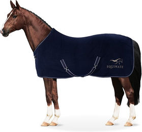 Produktbild von Equinate Abschwitzdecke Nevada aus Fleece mit Widerristpolster und Kreuzbegurtung 145cm Navy