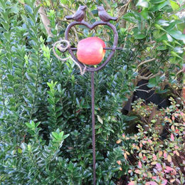 Produktbild von esschert design Futterstation, Vogelfutterherz auf Stab Höhe 93,5 cm, mit Vogelfiguren Gusseisen