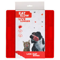 Produktbild von Eat Slow Live Longer Schleckmatte aus Silikon mit Knochenmotiv in Rot 21 x 21 cm
