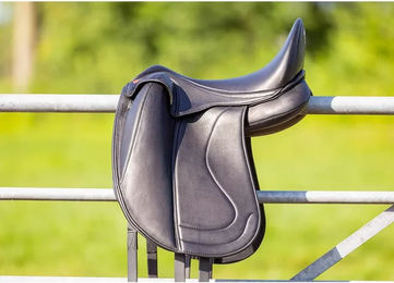 Produktbild von Edix Saddles Attitude Dressursattel für Pferde aus Leder in Schwarz Größe L