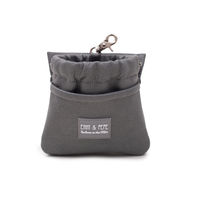 Produktbild von Emmy & Pepe Leckerli-Tasche Futterbeutel aus Kunstleder in Grau Schwarz