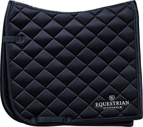 Equestrian Stockholm Dressurschabracke Line für Warmblut in Blau oder Schwarz aus Polyester – Bild 1 von 3