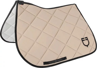 Produktbild von Equestro Sattelunterlage aus technischem Material mit Logo in Beige für Pferde