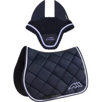 Produktbild von Equiline Eqchroma Sattelset für Pferde mit Fliegenhaube in Schwarz und Blau