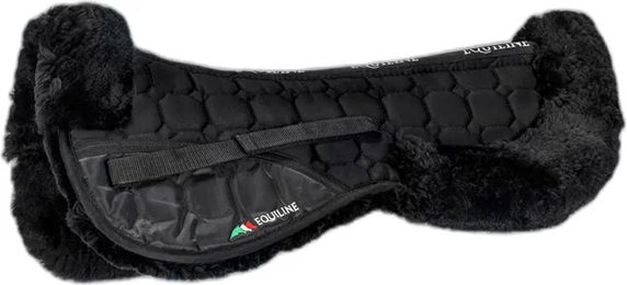 Equiline Sattelpad für Pferde mit Fell aus Baumwolle in Schwarz Einheitsgröße – Bild 1 von 2