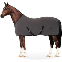 Produktbild von Equinate Abschwitzdecke Nevada Fleece für Pferde mit Widerristpolster und Kreuzbegurtung Grau 125cm